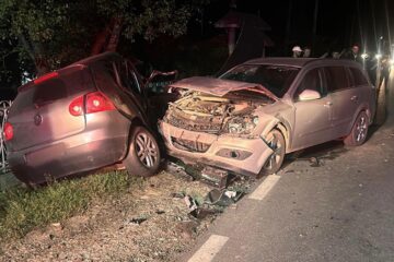 Beat la volan, a intrat în coliziune cu două mașini. Pompierii l-au găsit încarcerat în mașină