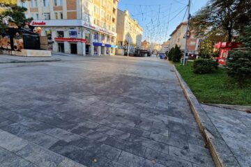 Esplanada din centrul Sucevei, brăzdată de grăsime și zoaie