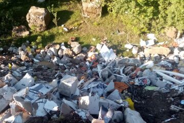 „Munți” de deșeuri din construcții, aruncate pe terenuri private din Salcea