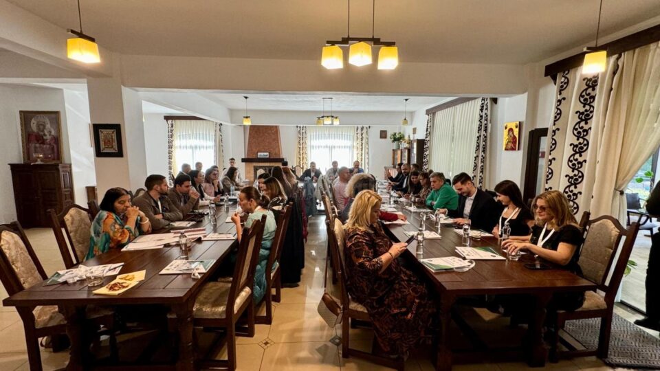 Cursurile „Școlii de excelență” organizate pentru medici de către Institutul Național de Recuperare, Medicină Fizică și Balneoclimatologie, găzduite de Mănăstirea Sihăstria Putnei
