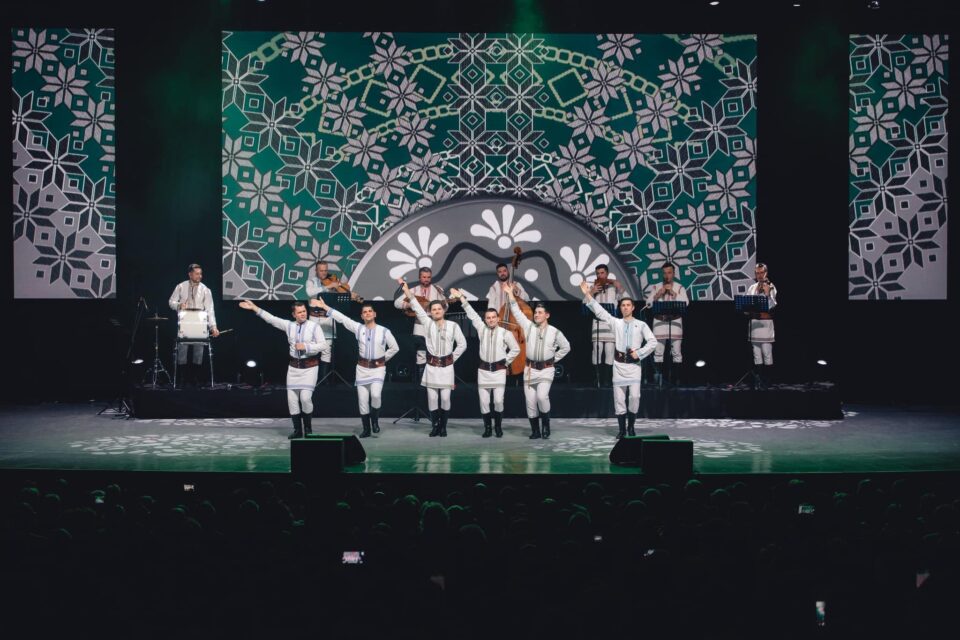 Ansamblul etnofolcloric „Plăieșii” revine la sfârșit de noiembrie pe scena suceveană Ansamblul etnofolcloric „Plăieșii” revine la sfârșit de noiembrie pe scena suceveană