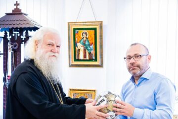 Înaltpreasfințitul Părinte Calinic, Arhiepiscop al Sucevei și Rădăuților, și Ciprian Anton, președintele AJF Suceava
