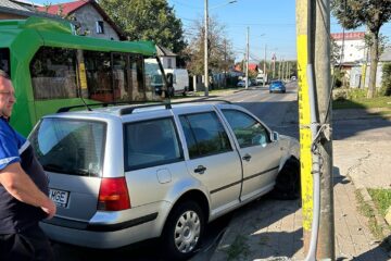 Un agent de pază, beat turtă la volan, a intrat cu mașina într-un stâlp