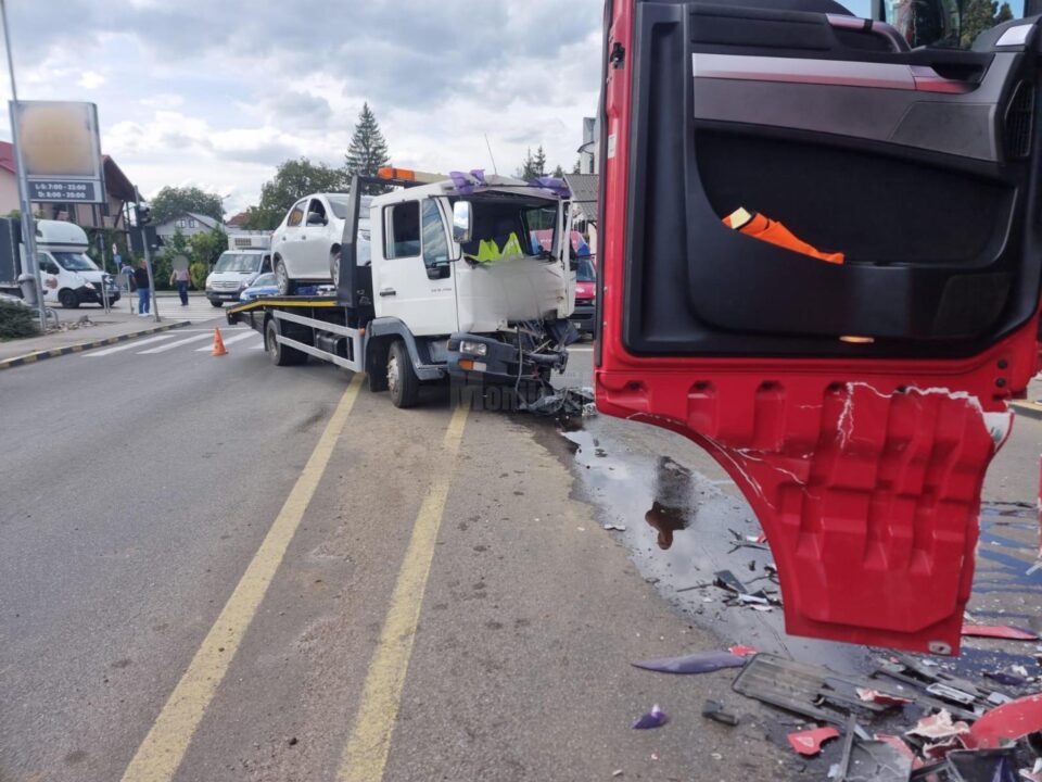 Accident între un autotren și o autoplatformă, la Gura Humorului