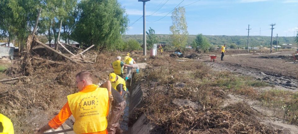 Voluntarii AUR au lucrat pentru îndepărtarea efectelor inundațiilor
