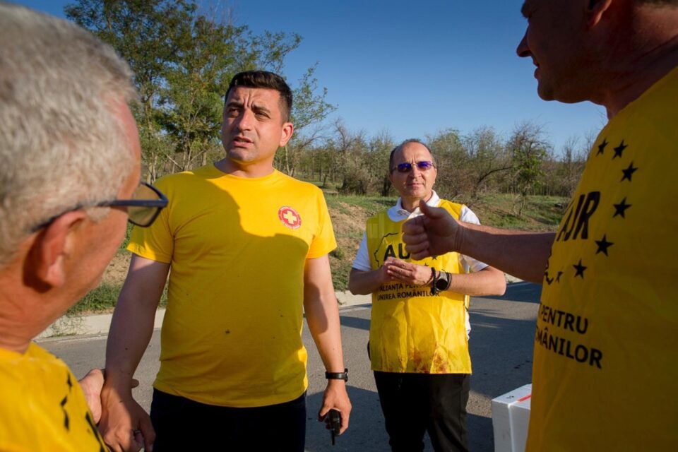 Petrică Negrea alături de liderul AUR George Simion în localitatea Pechea din Galați, grav afectată de inundații
