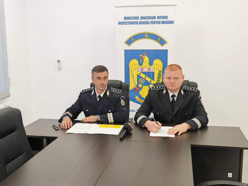 Comisarul-șef Ionuț Calenciuc, șeful Centrului pentru azilanți de la Rădăuți și comisarul Florin Ioan Petrescu, șeful Biroului pentru Imigrări Suceava Comisarul-șef Ionuț Calenciuc, șeful Centrului pentru azilanți de la Rădăuți și comisarul Florin Ioan Petrescu, șeful Biroului pentru Imigrări Suceava