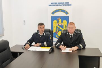 Comisarul-șef Ionuț Calenciuc, șeful Centrului pentru azilanți de la Rădăuți și comisarul Florin Ioan Petrescu, șeful Biroului pentru Imigrări Suceava