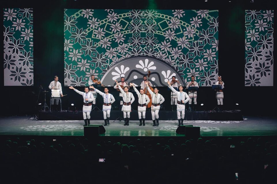 Ansamblul etnofolcloric „Plăieșii” revine la sfârșit de noiembrie pe scena suceveană Ansamblul etnofolcloric „Plăieșii” revine la sfârșit de noiembrie pe scena suceveană