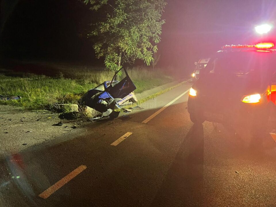 Șoferiță rănită grav după ce a intrat violent cu mașina într-un cap de pod, pe timp de noapte