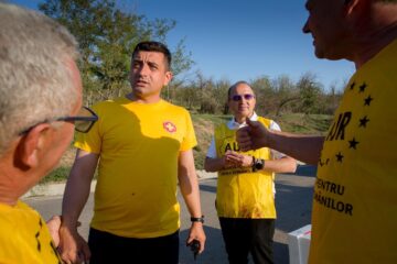 Petrică Negrea alături de liderul AUR, George Simion, în localitatea Pechea din Galați, grav afectată de inundații