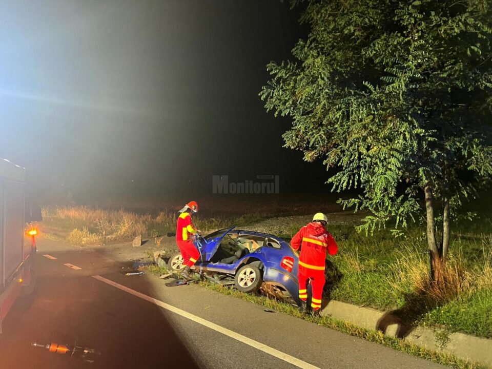 Șoferiță rănită grav după ce a intrat violent cu mașina într-un cap de pod, pe timp de noapte