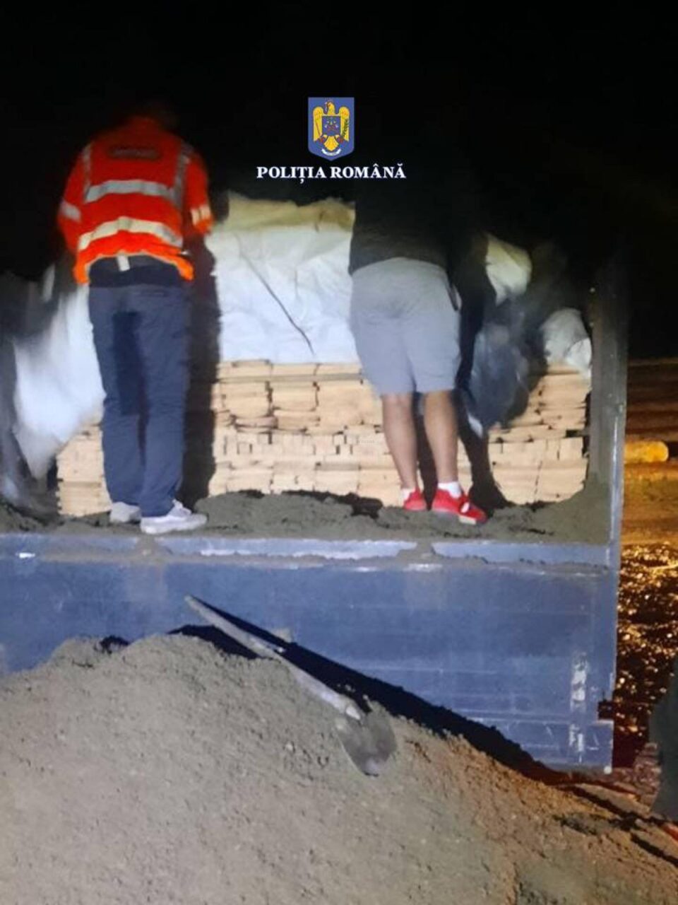 O autoutilitară care aparent transporta nisip ascundea o cantitate importantă de cherestea O autoutilitară care aparent transporta nisip ascundea o cantitate importantă de cherestea