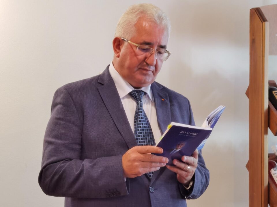 Ion Lungu a prezentat vineri, 27 septembrie, broșura cu realizările din cei 20 de ani în care a fost primar al Sucevei