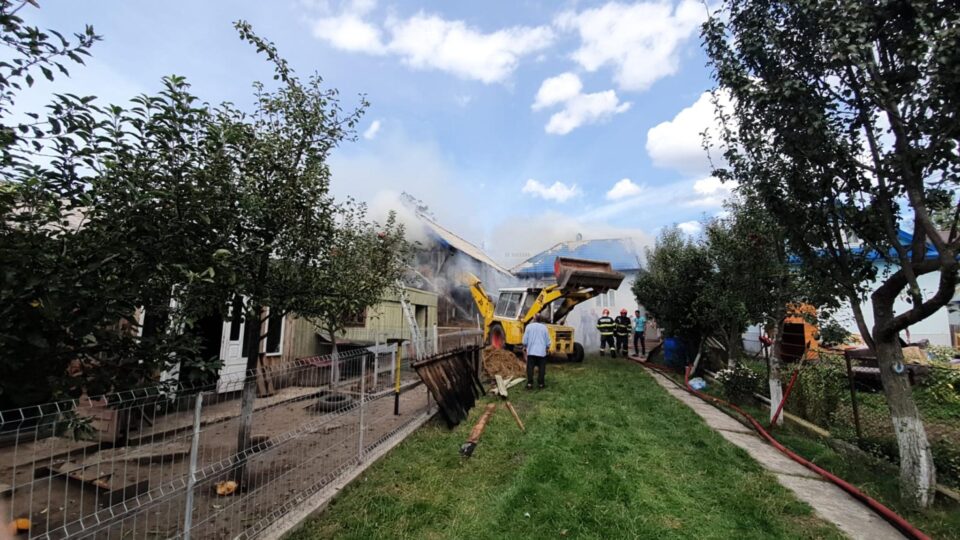 Intervenție cu 13 mașini cu apă la un incendiu foarte mare, la construcții din două gospodării