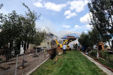 Intervenție cu 13 mașini cu apă la un incendiu foarte mare, la construcții din două gospodării