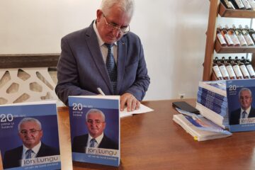 Ion Lungu a prezentat vineri, 27 septembrie, broșura cu realizările din cei 20 de ani în care a fost primar al Sucevei