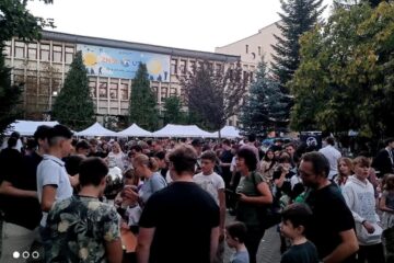 Noaptea Cercetătorilor Europeni, un eveniment care a adunat vineri mii de vizitatori pe esplanada universității sucevene