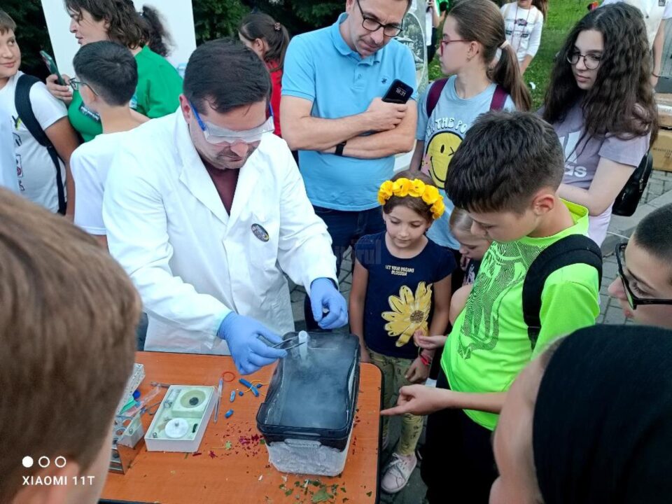 Efectele azotului lichid demonstrate in fata curiosilor la Noaptea Cercetătorilor
