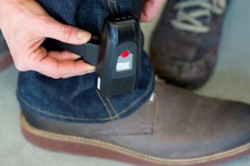 Brățările electronice pot fi folosite și de polițiștii suceveni pentru protecția victimelor agresiunilor. Foto: replicaonline.ro