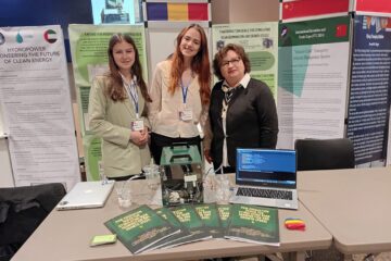 Ioana Tofan și Eliza Baluș, alături de prof. Anca Greculeac. Pe birou este dispozitivul de producere a apei plasmatice