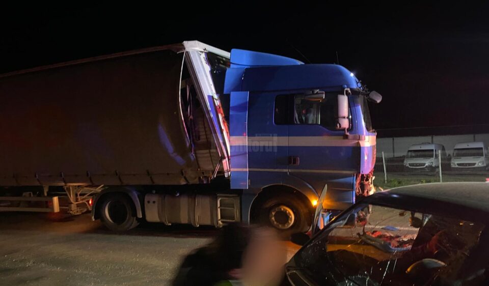 Accident între un tir și o mașină pe E85