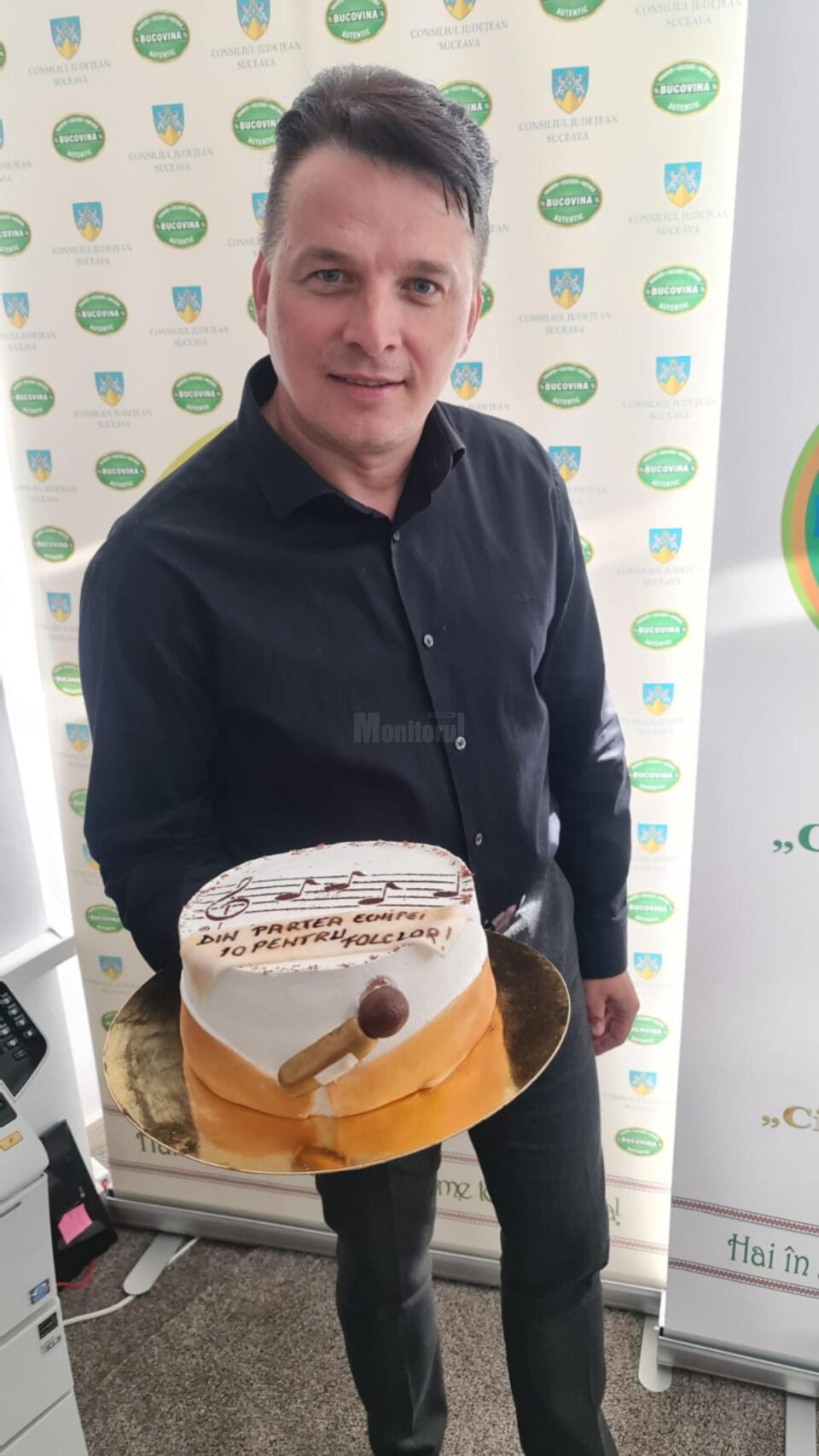 Sorin Filip, la ceas aniversar, sărbătorit de colegi, artiști și de inițiatoarea proiectului „10 pentru folclor”, Mihaela Bârsan