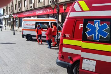Două femei au ajuns la spital după ce s-au ciocnit în incinta unui magazin din centrul Sucevei