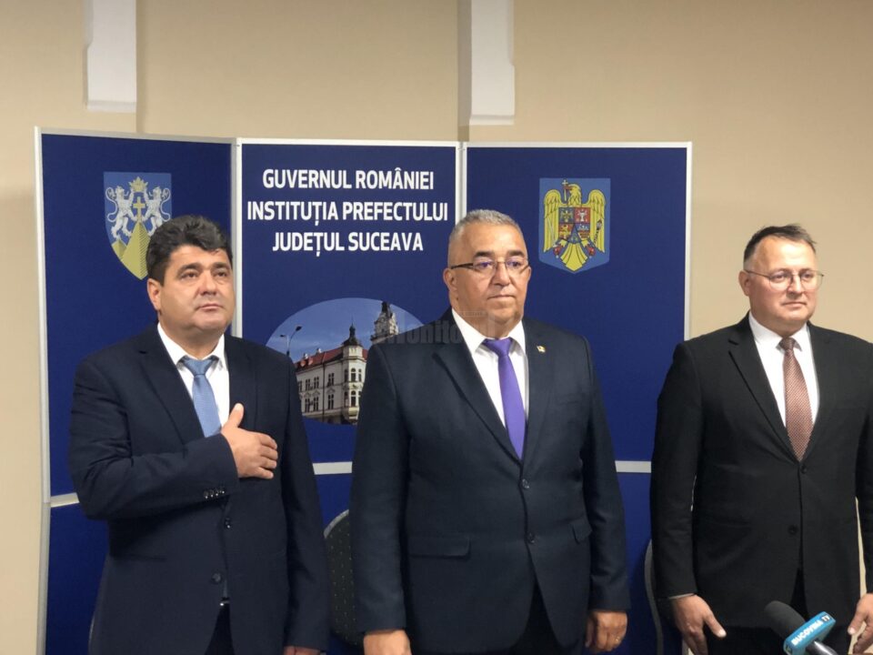Gheorghe Apetrii alături de subprefectul Florin SInescu și de Cristian Șologon, care a demisionat din această funcție