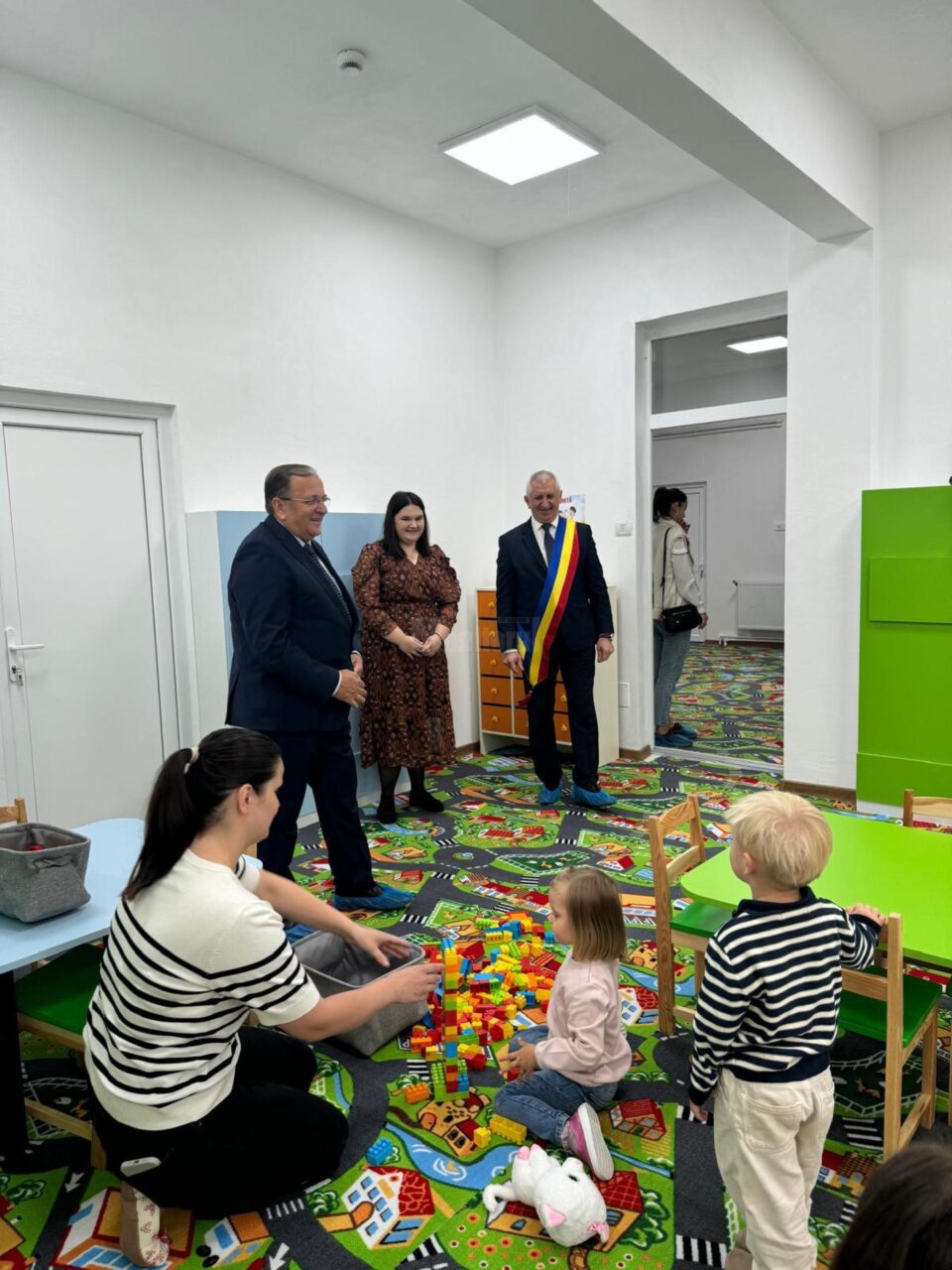 Președintele Consiliului Județean Suceava, Gheorghe Flutur, a participat, vineri, alături de primarul din Vicovu de Sus, Vasile Iliuț, la inaugurarea noii grădinițe cu program