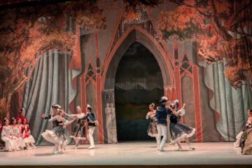 Artiștii de la Teatrul de Operă și Balet „Maria Bieșu” din Republica Moldova, aplaudați de sute de suceveni, la finalul spectacolului „Lacul lebedelor”