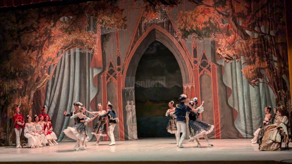 Artiștii de la Teatrul de Operă și Balet „Maria Bieșu” din Republica Moldova, aplaudați de sute de suceveni, la finalul spectacolului „Lacul lebedelor”
