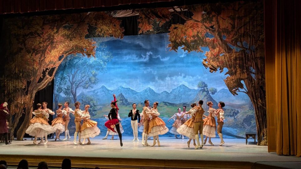 Artiștii de la Teatrul de Operă și Balet „Maria Bieșu” din Republica Moldova, aplaudați de sute de suceveni, la finalul spectacolului „Lacul lebedelor”