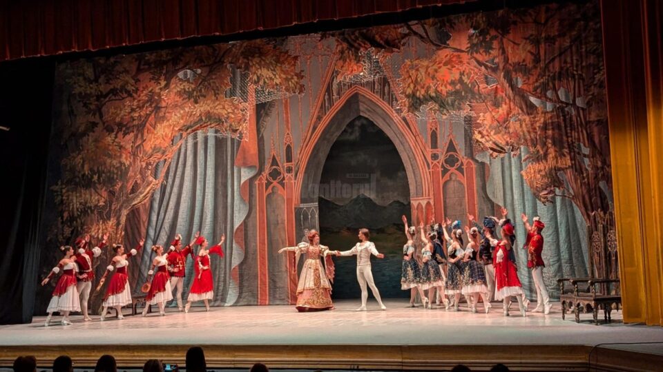 Artiștii de la Teatrul de Operă și Balet „Maria Bieșu” din Republica Moldova, aplaudați de sute de suceveni, la finalul spectacolului „Lacul lebedelor”
