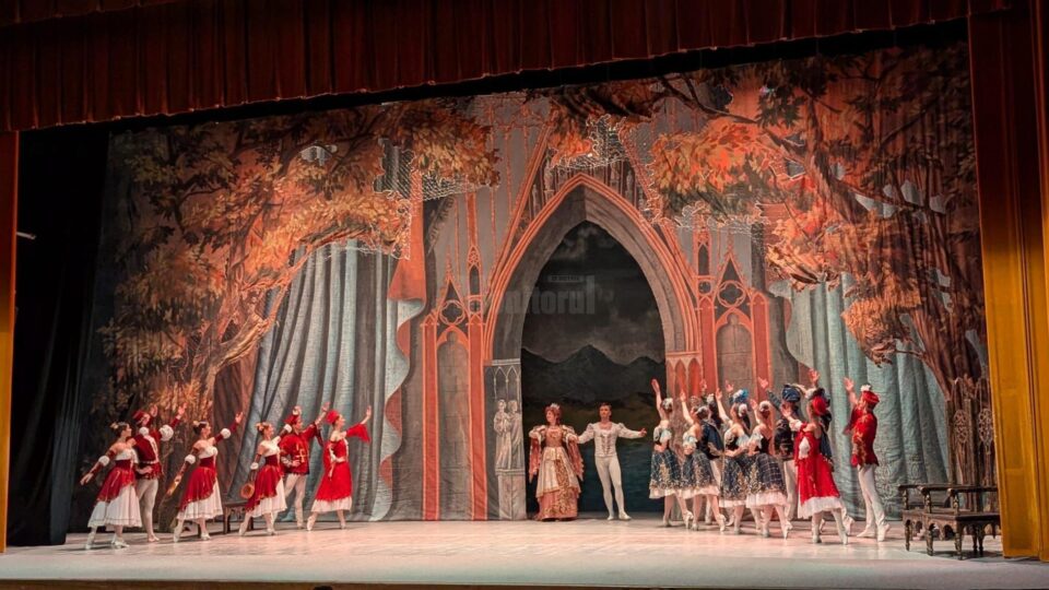 Artiștii de la Teatrul de Operă și Balet „Maria Bieșu” din Republica Moldova, aplaudați de sute de suceveni, la finalul spectacolului „Lacul lebedelor”