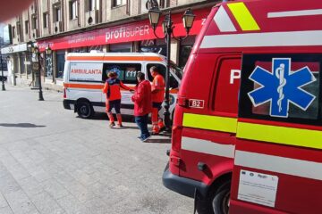 Două femei au ajuns la spital după ce s-au ciocnit în incinta unui magazin din centrul Sucevei