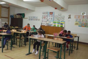 Fosta sală de sport, transformată în sală de clasă