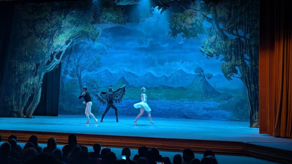 Artiștii de la Teatrul de Operă și Balet „Maria Bieșu” din Republica Moldova, aplaudați de sute de suceveni, la finalul spectacolului „Lacul lebedelor”