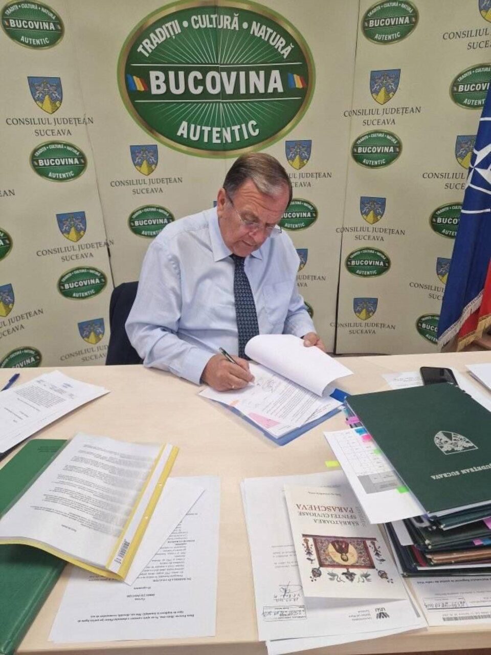 Gheorghe Flutur a semnat parteneriatul cu CNAIR pentru extinderea unui tronson al centurii Sucevei la patru benzi Gheorghe Flutur a semnat parteneriatul cu CNAIR pentru extinderea unui tronson al centurii Sucevei la patru benzi