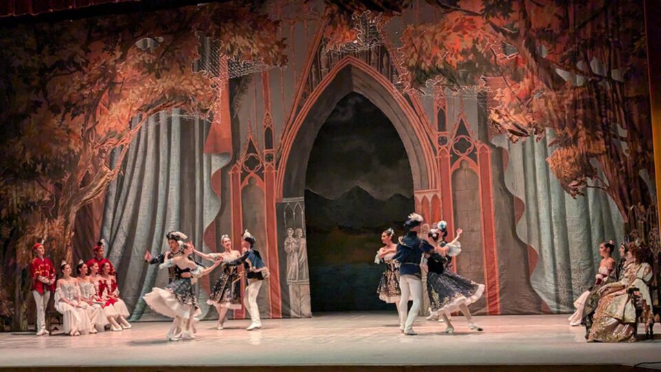 Artiștii de la Teatrul de Operă și Balet „Maria Bieșu” din Republica Moldova, aplaudați de sute de suceveni, la finalul spectacolului „Lacul lebedelor”