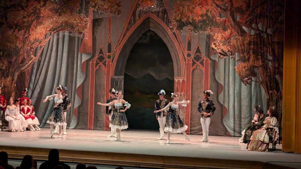 Artiștii de la Teatrul de Operă și Balet „Maria Bieșu” din Republica Moldova, aplaudați de sute de suceveni, la finalul spectacolului „Lacul lebedelor”