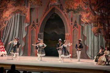 Artiștii de la Teatrul de Operă și Balet „Maria Bieșu” din Republica Moldova, aplaudați de sute de suceveni, la finalul spectacolului „Lacul lebedelor”