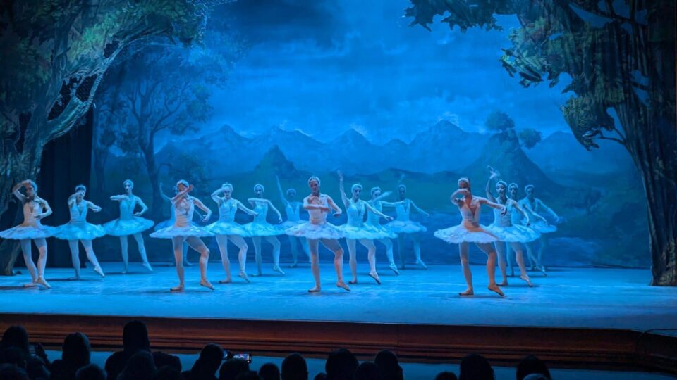 Artiștii de la Teatrul de Operă și Balet „Maria Bieșu” din Republica Moldova, aplaudați de sute de suceveni, la finalul spectacolului „Lacul lebedelor”