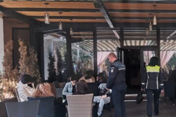 Elevi prinși cu cuțite asupra lor sau în timp ce consumau băuturi alcoolice