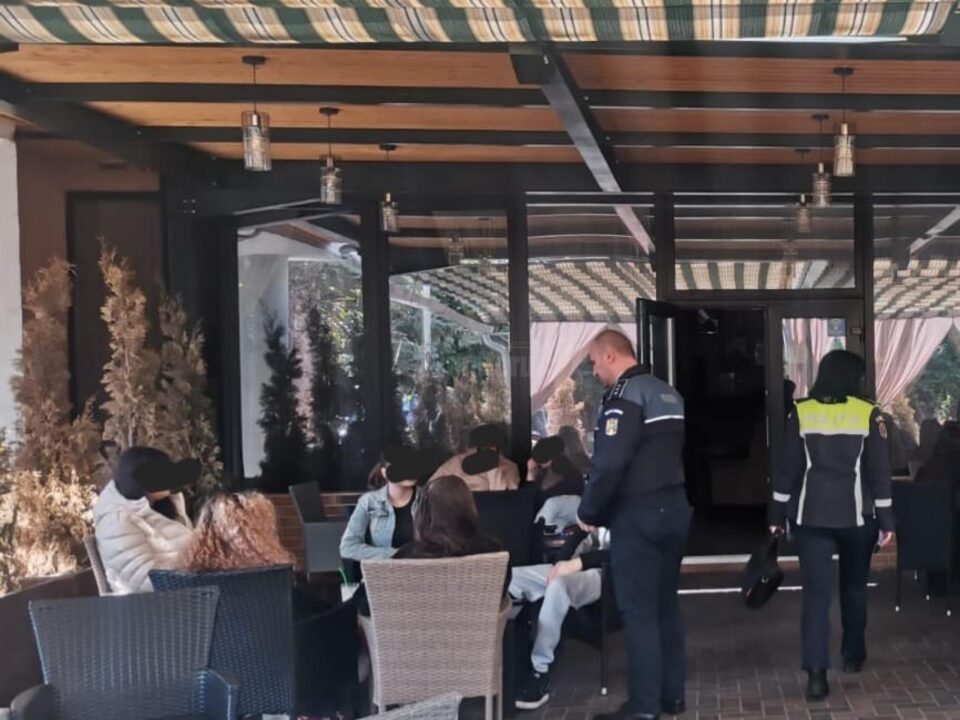 Elevi prinși cu cuțite asupra lor sau în timp ce consumau băuturi alcoolice