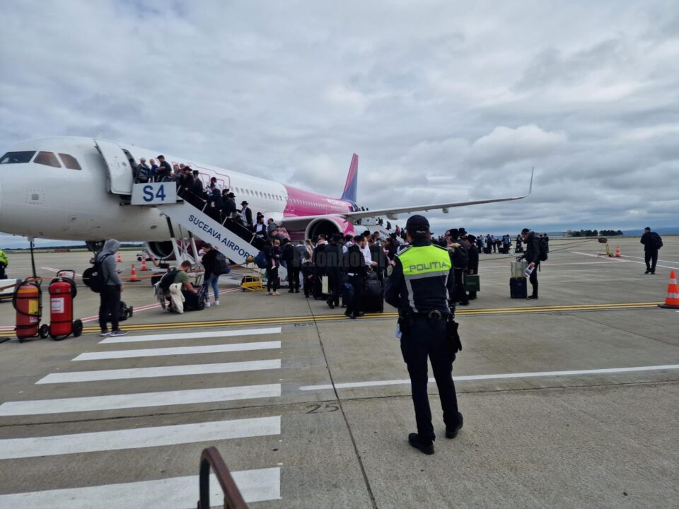 Peste 3.000 de pelerini evrei ultraortodocși tranzitează Aeroportul Suceava în aceste zile