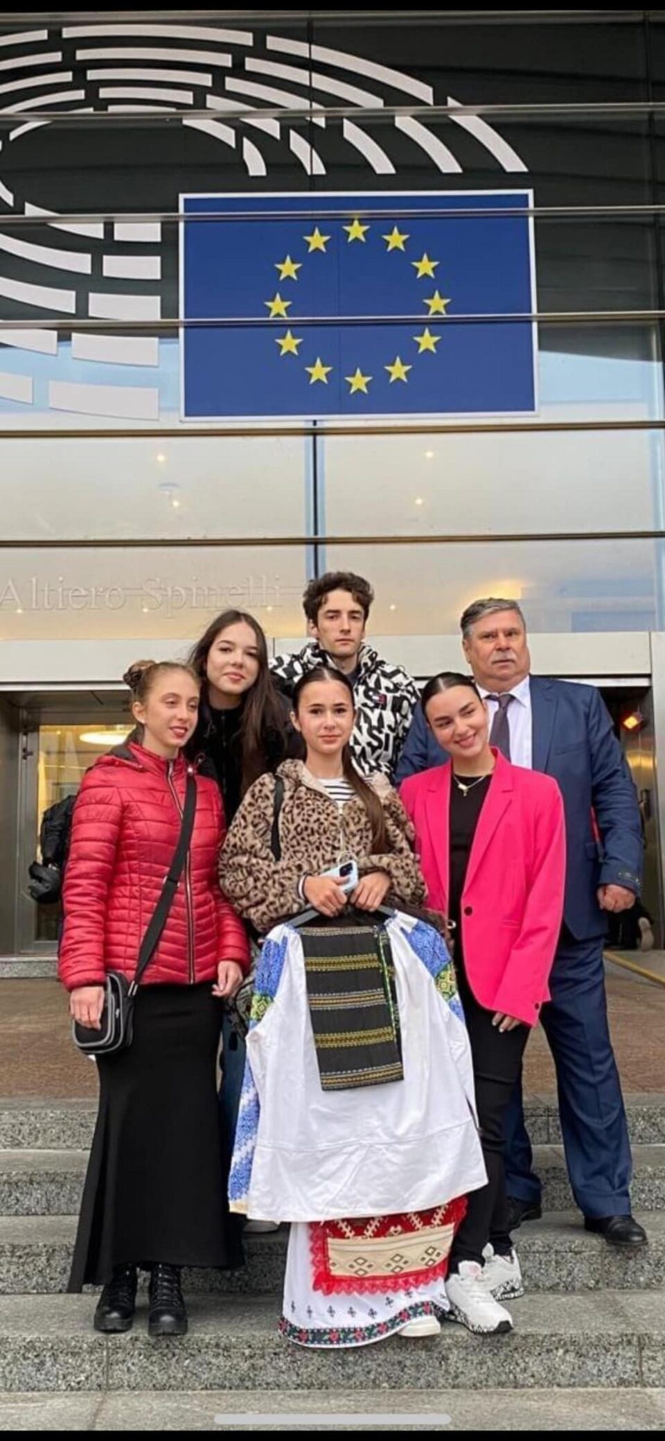 Antonia Seciu, laureată a „Festivalului Tinereții”, a fost premiată cu o excursie la Bruxelles de eurodeputatul Grapini