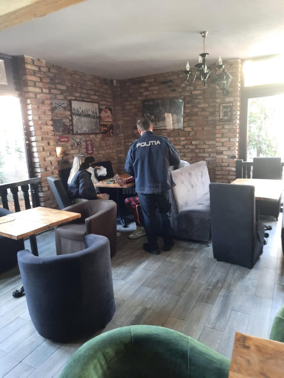 Elevi prinși cu cuțite asupra lor sau în timp ce consumau băuturi alcoolice