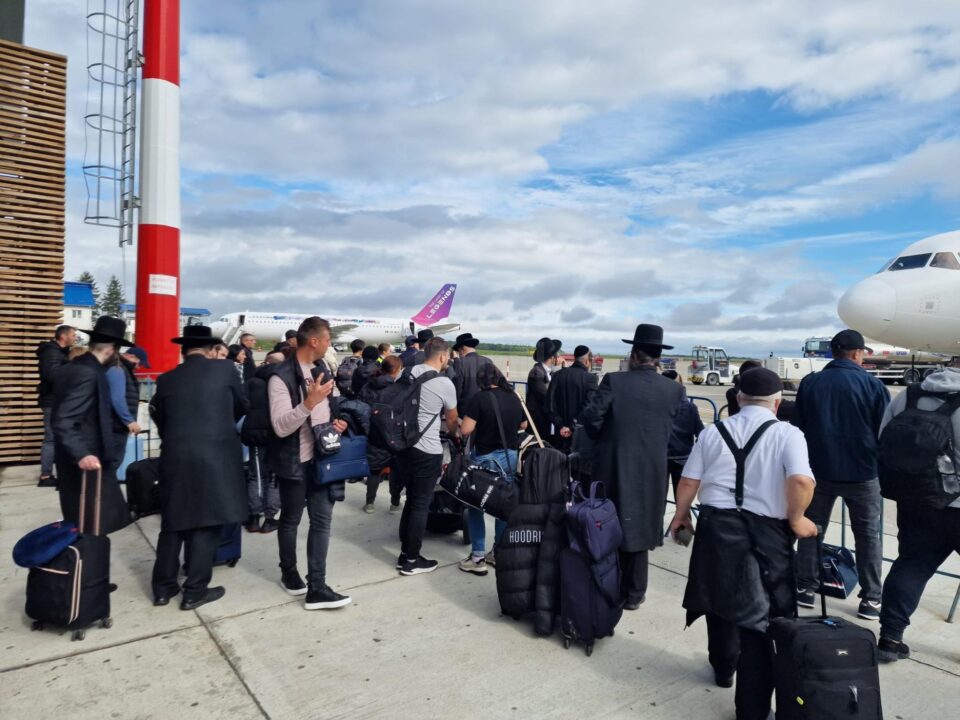 Peste 3.000 de pelerini evrei ultraortodocși tranzitează Aeroportul Suceava în aceste zile