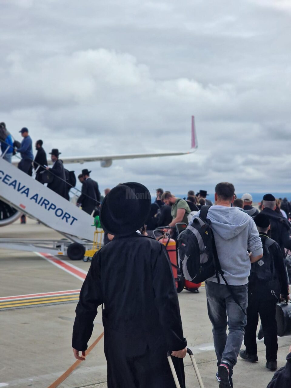 Peste 3.000 de pelerini evrei ultraortodocși tranzitează Aeroportul Suceava în aceste zile